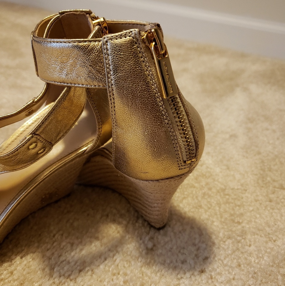 NWOT Gold Michael Kors Wedge Heels - SIZE: 7.5 - Picture 3 of 3